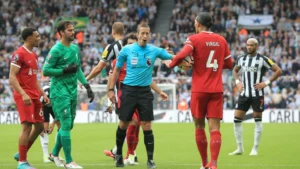 Referee John Brooks sends off Liverpool's Virgil van Dijk (2R) © Lindsey Parnaby / AFP