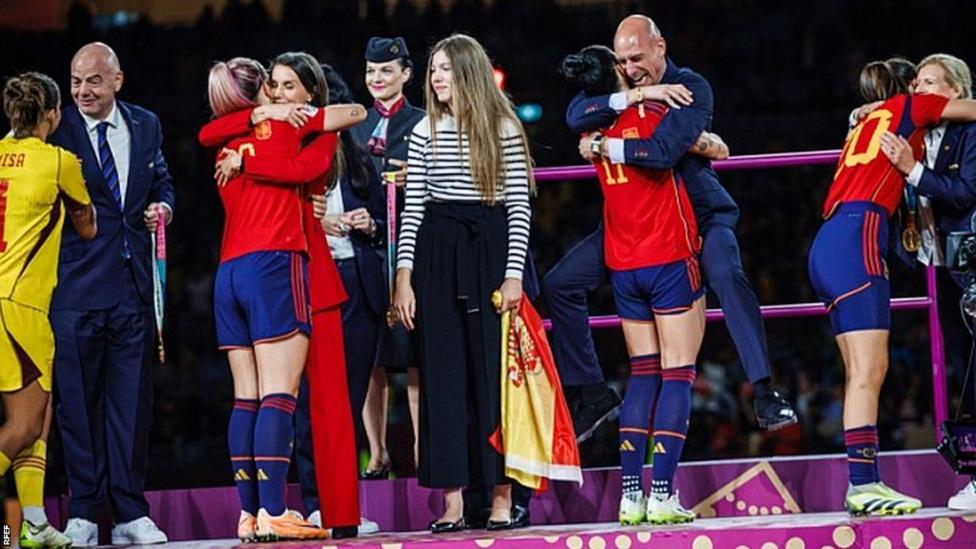 The RFEF provided analysis of four images and concluded that "the feet of Mr President are ostensibly raised off the ground as a result of the player's action