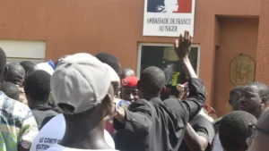 Protesters in front of the French embassy in Niamey, Niger, during an anti-French rally on July 30, 2023. © AFP