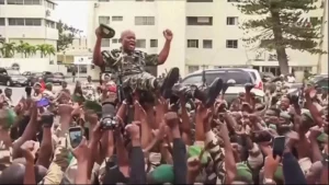 Protesters salute soldiers on August 30 in the north of Libreville. General Brice Clotaire Oligui Nguema, the commander-in-chief of the Republican Guard, carried in triumph by soldiers in Libreville. © DR/Les Observateurs de France 24