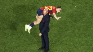 The president of the Spanish Football Federation, Luis Rubiales, carries player Athenea del Castillo Beivide on his shoulder after Spain's victory in the World Cup final on August 20, 2023, in Sydney. © David Gray, AFP