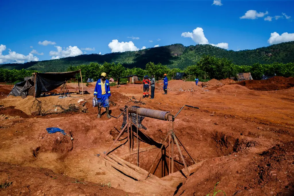 Six dead and 15 trapped in Zimbabwe gold mine collapse